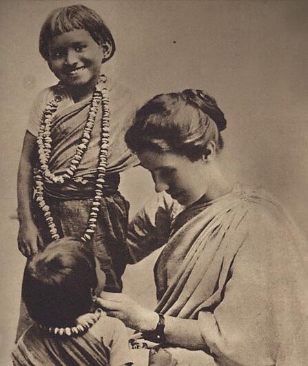 amy carmichael with children2